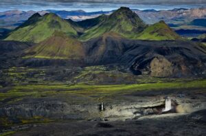 Island Luftaufnahme: Wasserfälle in Berglandschaft