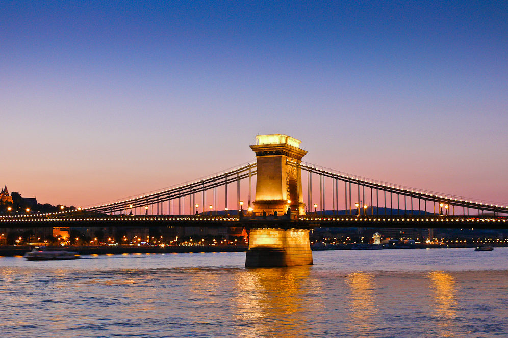 Kettenbrücke am Abend, Budapest, Ungarn Kettenbrücke am Abend, Budapest, Ungarn