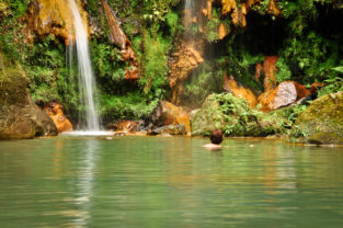 Bad in der Caldeira Velha, Sao Miguel, Azoren, Portugal