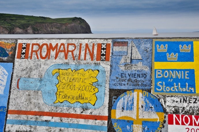 Der Hafen von Horta ist Anlaufpunkt für alle Segler nach Amerika, Faial, Azoren, Portugal