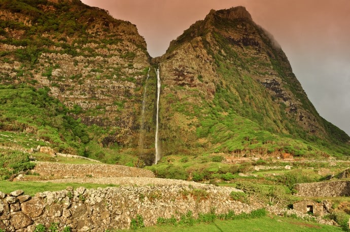 Bergwasserfall bei Sonnenuntergang, Flores, Azoren, Portugal