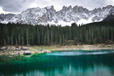 Dolomiten - Karersee (Lago di Caressa) mit Latemarmassiv, Südtirol