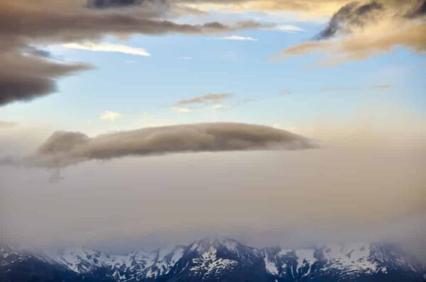 Lange Wolken und schneebedeckte Gipfel, Southern Alps, Neuseeland