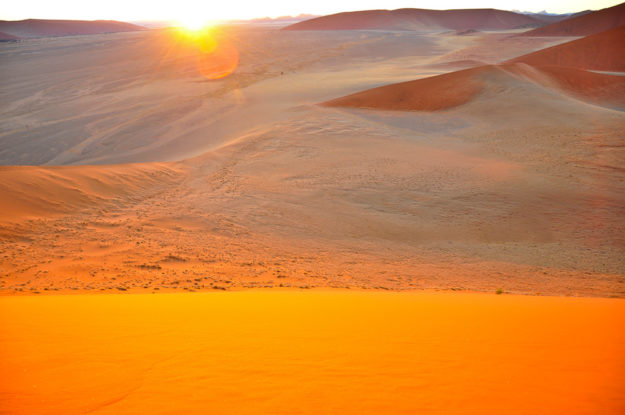 Glitzernde Sanddünen zum Sonnenaufgang, Sossusvlei, Namibia