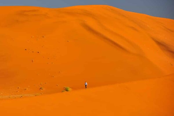 Wanderer in Sanddünen im Sossusvlei, Namibia