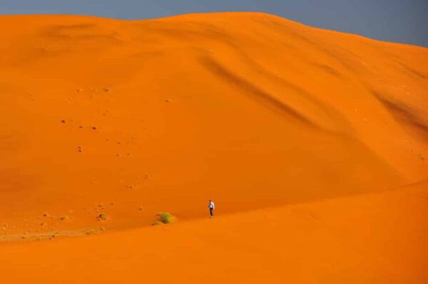 Wanderer in Sanddünen im Sossusvlei, Namibia