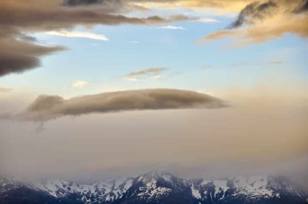 Lange Wolken und schneebedeckte Gipfel, Southern Alps, Neuseeland
