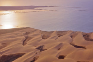 Wüste trifft auf Atlantik an der Skelettküste, Namibia