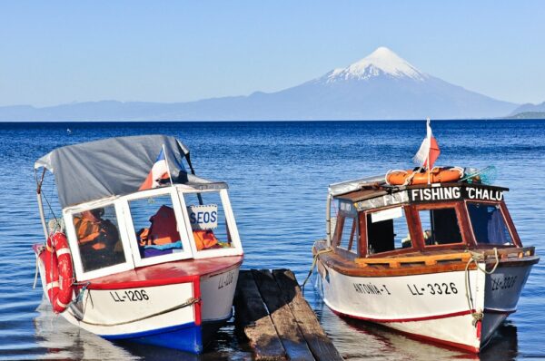 Boote mit Vulkan Osorno, Lago Llanquihue, Puerto Varas, Región de los Lagos, Chile