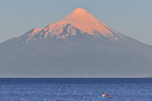 Paddler vorm Vulkan Osorno, Lago Llanquihue, Puerto Varas, Región de los Lagos (Seengebiet), Chile