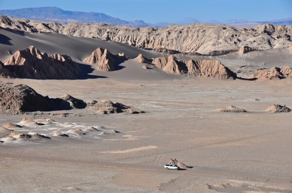 Jeep im Valle de la Luna (Mondtal), Atacama-Wüste, Región de Antofagasta, Chile