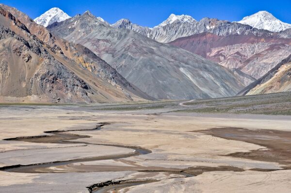 Hochtal vor der Kulisse farbiger Anden-Berge, Chile