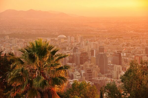 Skyline von Santiago de Chile vor Andenkulisse, Cerro San Cristobal, Región Metropolitana, Chile