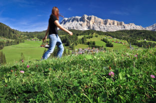 Wanderin auf Alm, Dolomiten, Südtirol, Italien
