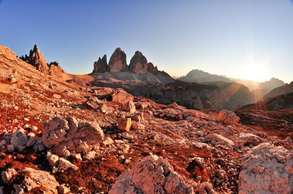 Sonnenuntergang an Drei Zinnen und Langkofel, Dolomiten, Italien