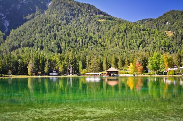 Herbstlicher Toblacher See (Lago di Dobbiaco), Südtirol, Dolomiten, Italien