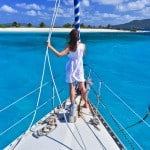 Frau auf Segelschiff vor Sandy Island, Grenadinen, Grenada, Kleine Antillen, Karibik