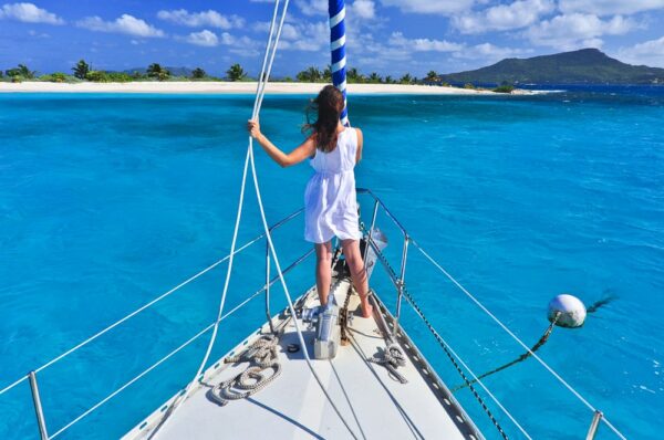 Frau auf Segelschiff vor Sandy Island, Grenadinen, Grenada, Kleine Antillen, Karibik