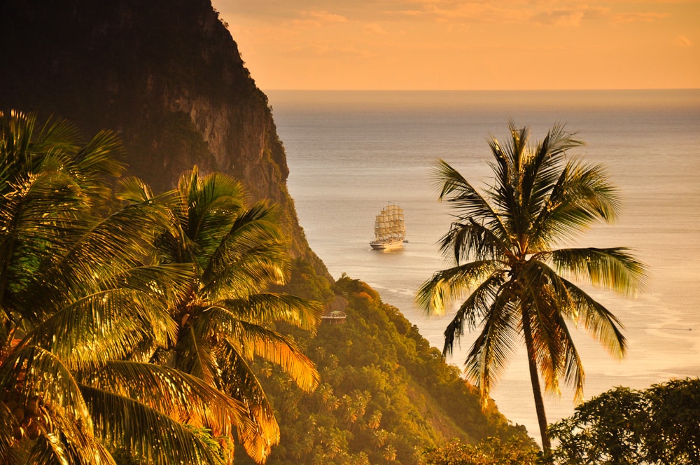 Segelschiff vor den Pitons, Soufriére, St. Lucia, Kleine Antillen, Karibik