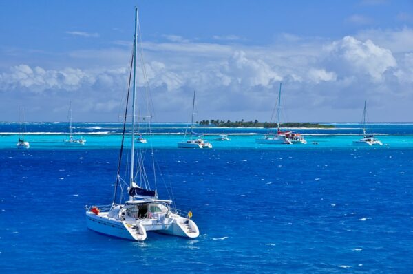 Segelschiffe am Horseshoe Reef in den Tobago Cays, Kleine Antillen, Karibik