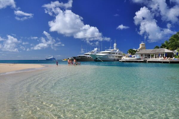 Luxusyachten am Strand, Platinum Coast, Barbados, Karibik
