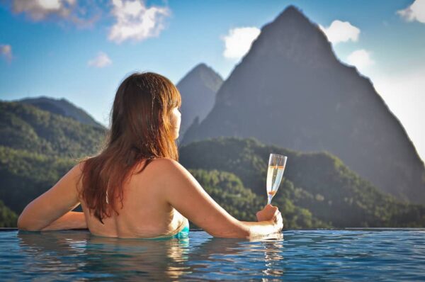 Poolblick auf die Vulkankegel Gros und Petit Piton, St. Lucia, Kleine Antillen, Karibik