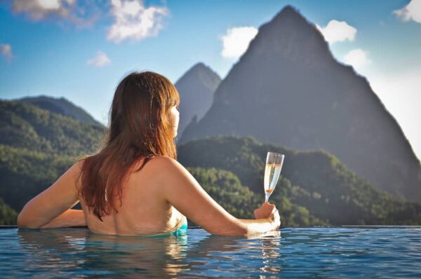 Poolblick auf die Vulkankegel Gros und Petit Piton, St. Lucia, Kleine Antillen, Karibik