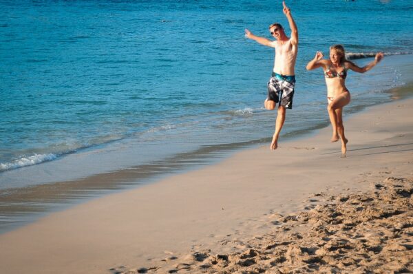 Paar am Strand von Port Elizabeth, Bequia, St.Vincent, Grenadinen, Karibik