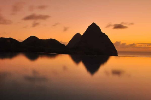 Infinity-Pool mit Piton-Blick, Saint Lucia, Karibik