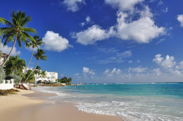 Villen und Palmen am Strand Sandy Beach, Barbados, Karibik