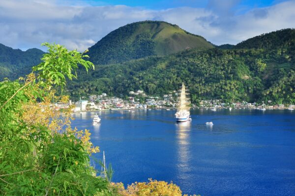 Segelschiffe vor Soufriére, Saint Lucia, Kleine Antillen, Karibik