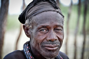 Portrait eines Himba-Manns, Namibia