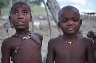 Zwei Jungen vom Stamm der Himba, Namibia