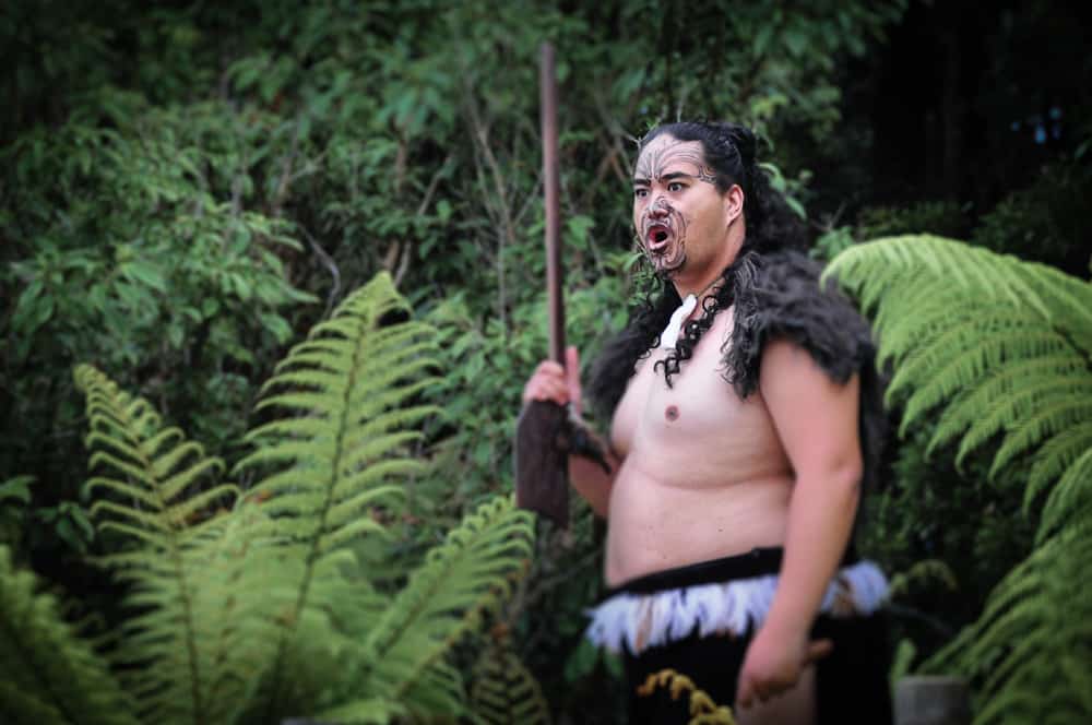 Maori-Krieger mit typischer Gesichtstätowierung, Nordinsel, Neusseeland