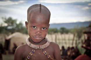 Junge vom Stamm der Himba, Namibia