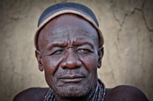 Stammeshäuptling eines Himba-Tribes, Namibia