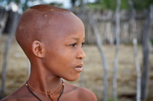 Junge vom Stamm der Himba, Namibia