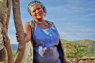 Afrikanische Frau in der Nähe der angolanischen Grenze, Namibia
