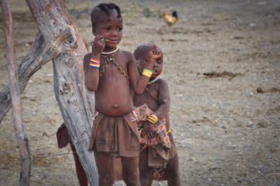 Kinder der Himba führen ein karges Leben, Namibia