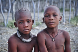 Zwei Freunde vom Stamm der Himba, Namibia