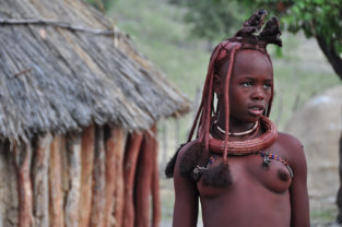 Verheiratete Himba-Frauen sind an ihrer Krone zu erkennen, Namibia