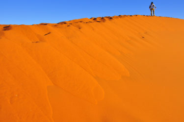 Frau auf Sanddünen im Sossusvlei, Namib-Naukluft-Nationalpark, Namibia