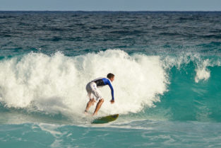 Wellenreiten im Indischen Ozean, La Digue, Seychellen