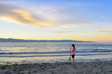 Mädchen mit Angel, Tasman Bay, Neuseeland