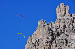 Paragliding in den Dolomiten, Südtirol, Italien