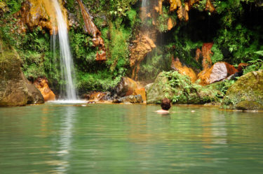 Schwimmen in der Caldeira Velha, Sao Miguel, Azoren, Portugal