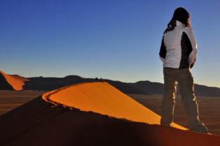 Sonnenaufgang über Dünenfeld, Namibwüste, Namibia