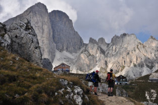 Wandergruppe in den Dolomiten, Südtirol, Italien