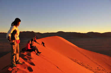 Sonnenaufgang über Dünenfeld, Namibwüste, Namibia