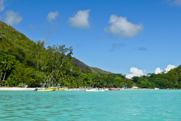Boote am Strand von Anse Volbert, Praslin, Seychellen